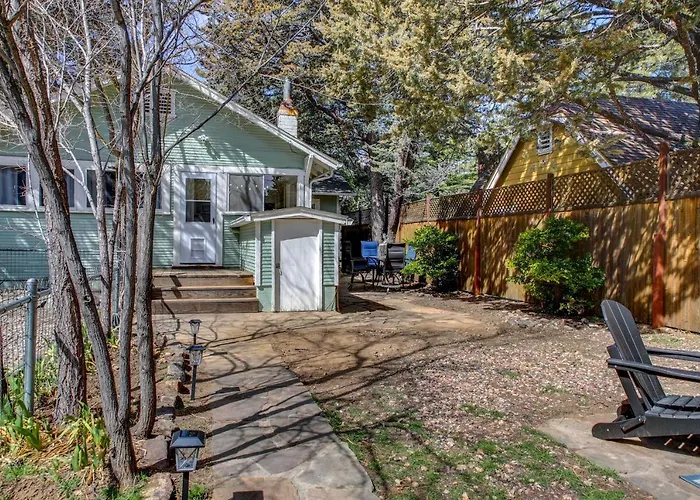Historic W/ Yard & Fire Pit! Holiday home